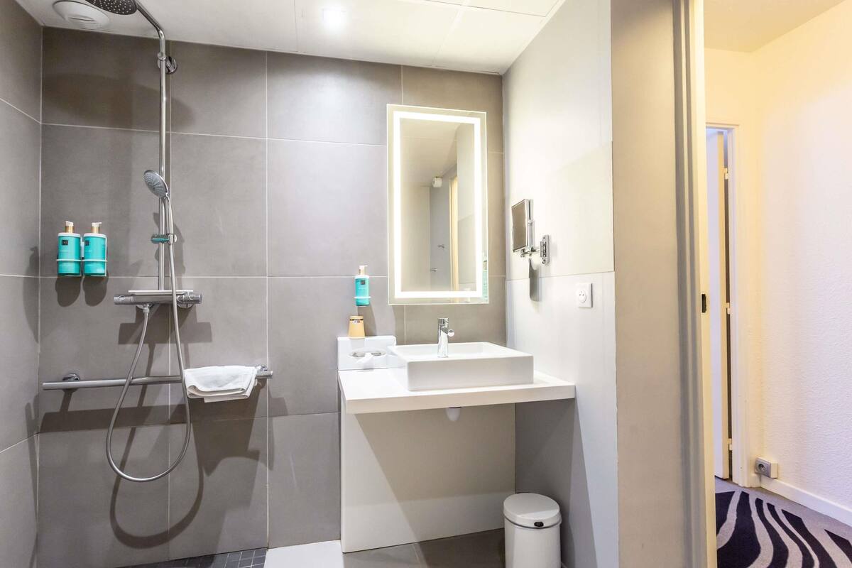 1 bedroom, premium bedding, memory-foam beds, minibar