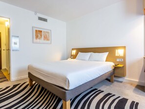 1 Schlafzimmer, hochwertige Bettwaren, Betten mit Memory-Foam-Matratzen