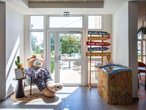 Een buitenzwembad, parasols bij het zwembad en ligstoelen