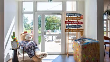 Kauden mukainen ulkouima-allas avoinna 8.00–21.00, aurinkovarjoja