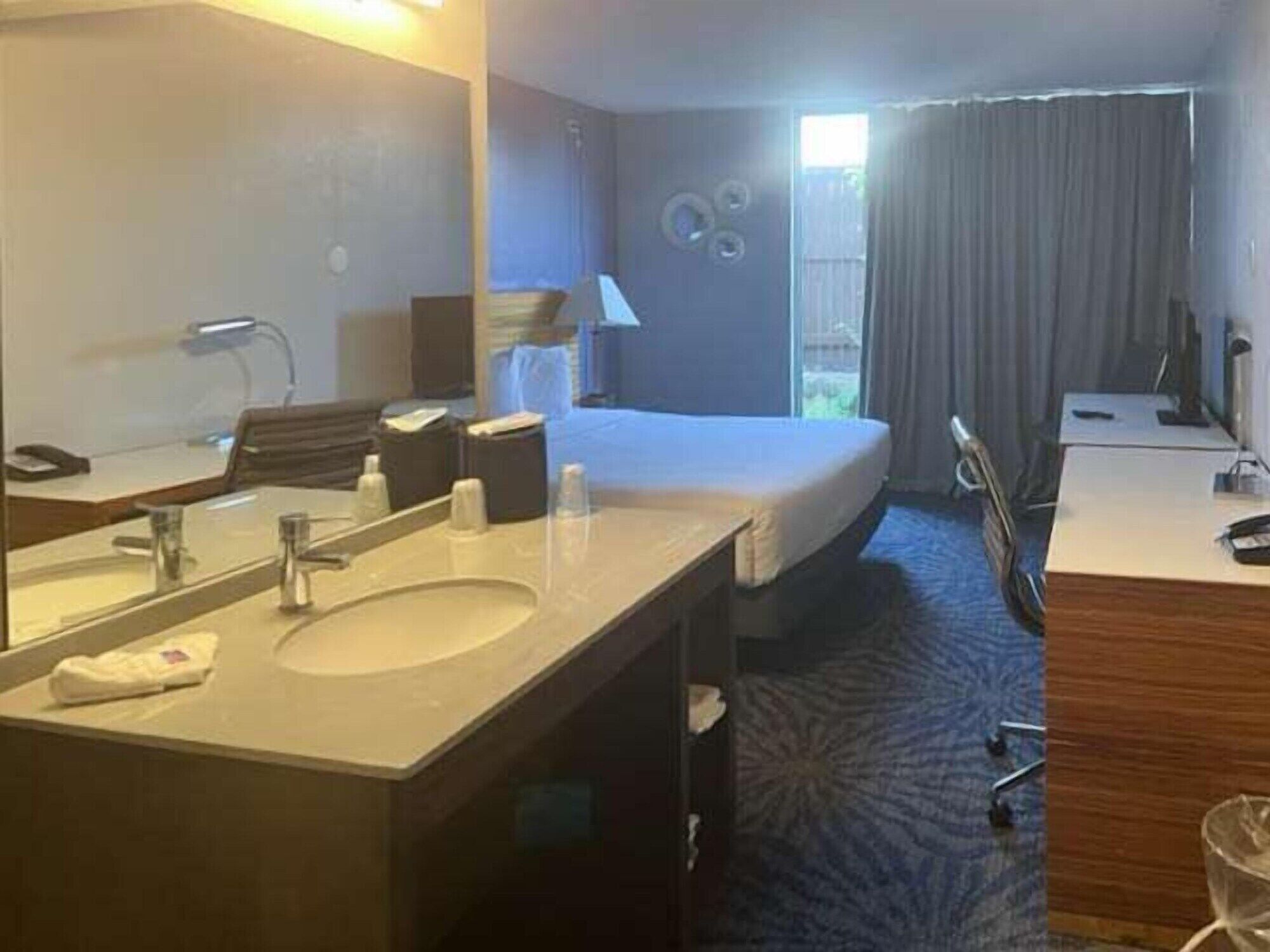 خزنة داخل الغرفة ومكواة/لوح كي وواي فاي مجانًا وملاءات أسرّة