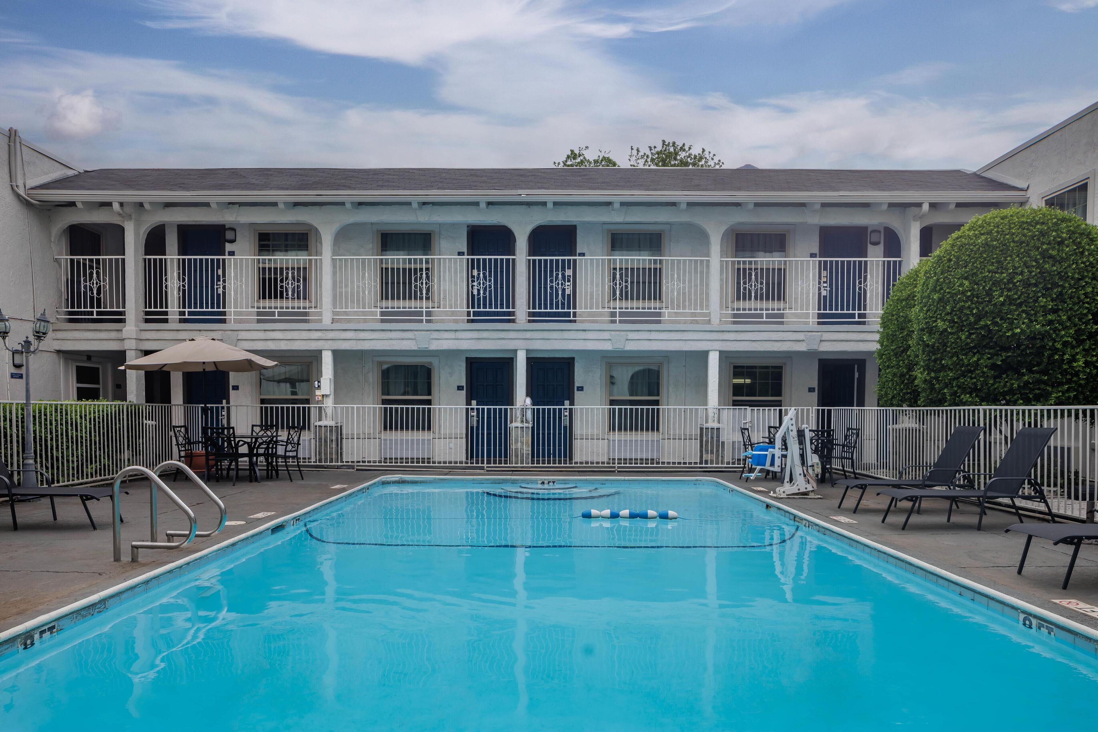 حمّام سباحة خارجي