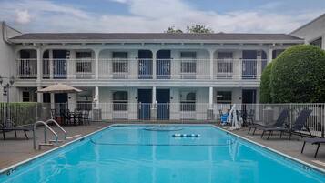 حمّام سباحة خارجي