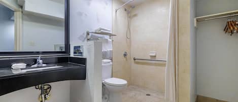 Combined shower/tub, hair dryer, towels