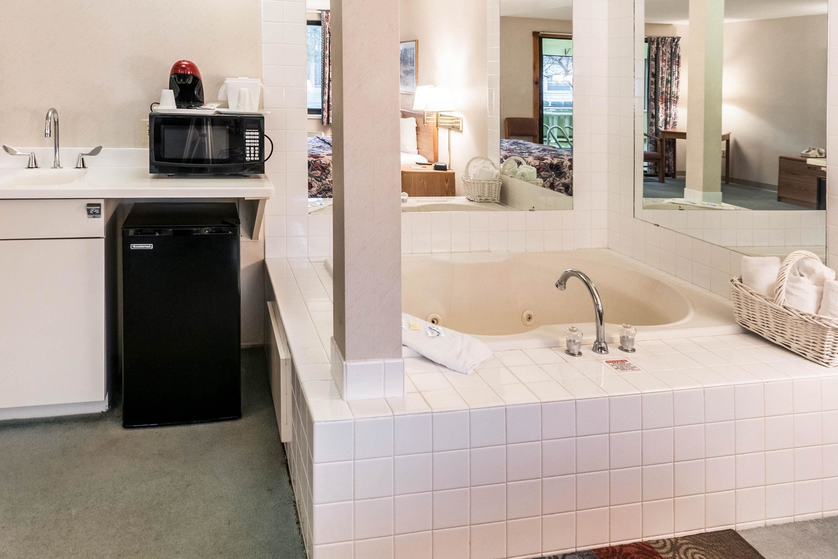 suite, 1 king bed, non smoking | iron/ironing board, rollaway beds, free wifi, bed sheets