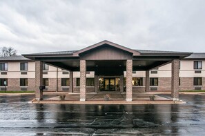 Exterior - Econo Lodge Inn & Suites Oconto (Oconto)