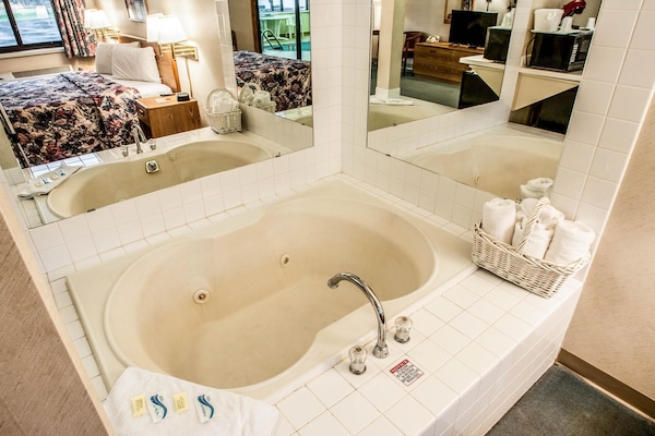 Suite, 1 King Bed, Non Smoking | Iron/ironing board, rollaway beds, free WiFi, bed sheets