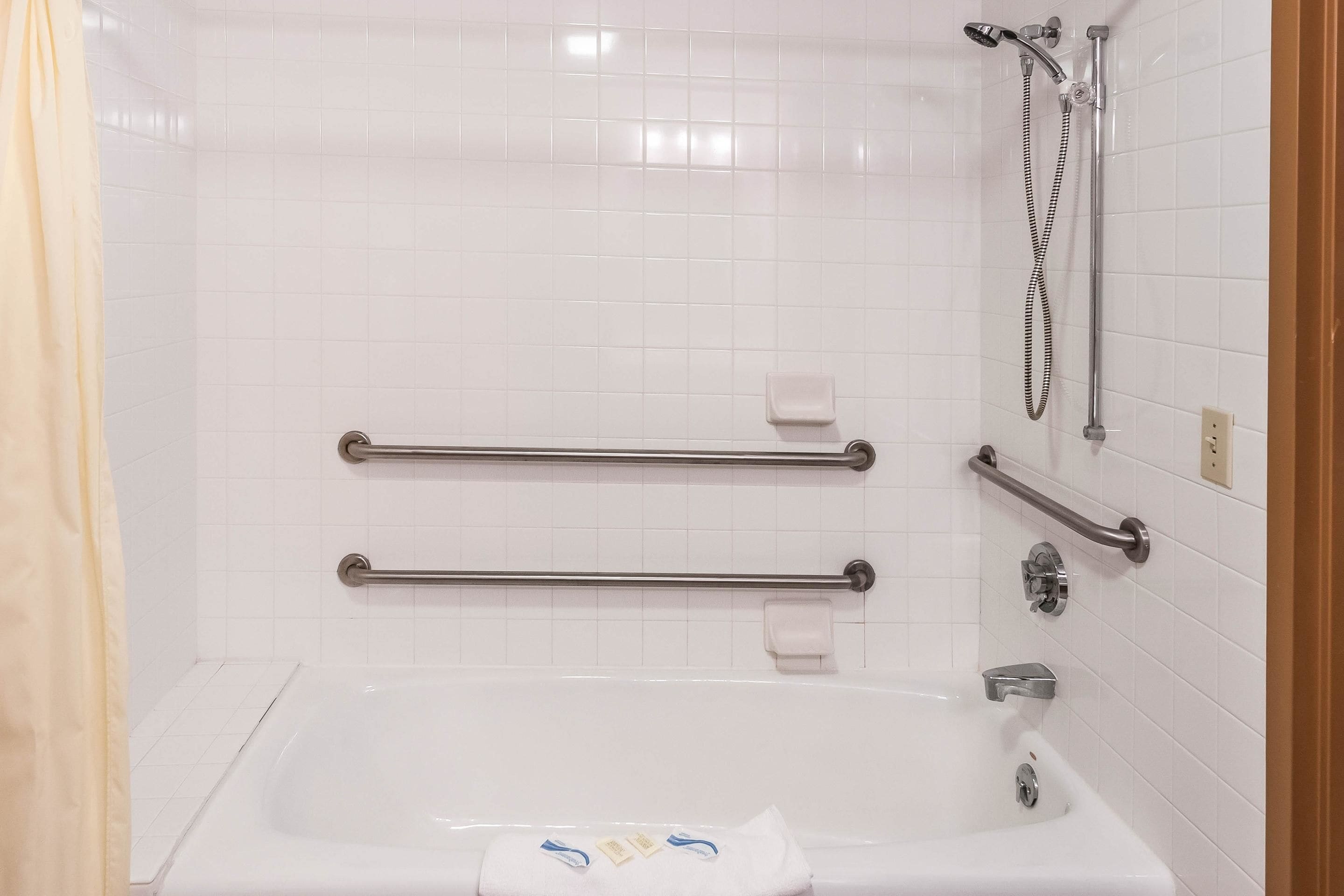 room, 1 king bed, accessible, non smoking | bathroom | shower, hair dryer, towels