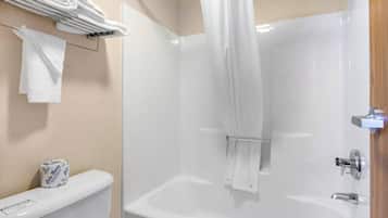 Une salle de bain équipée d’une baignoire, de toilettes et d’un porte-serviettes avec des serviettes.