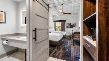 Habitación estándar, 2 camas Queen size, para no fumadores | Ropa de cama hipoalergénica y escritorio