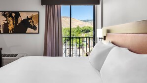 Hypo-allergenic bedding available, desk, laptop workspace - The Federal Hotel Downtown Carson City, an Ascend Collection Hotel (Carson City)