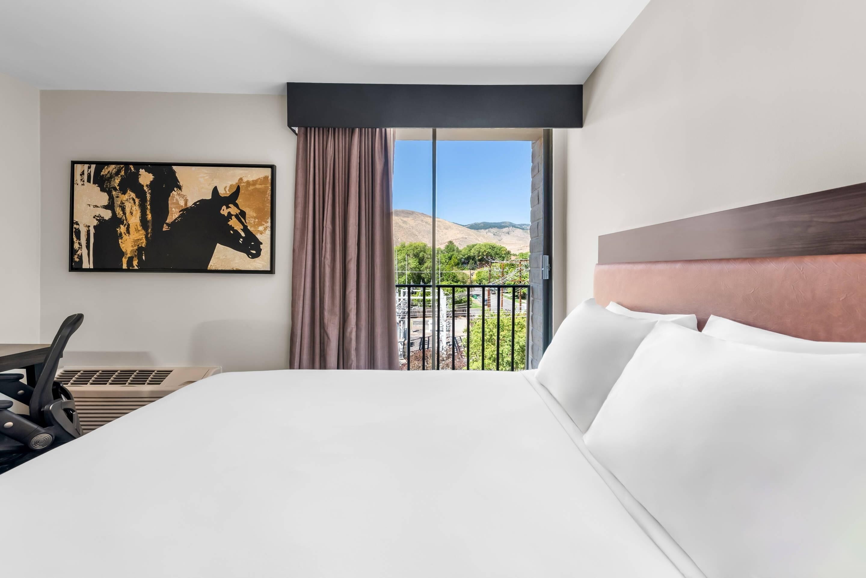 客房, 1 张特大床, 无烟房 | 防过敏的被褥、办公桌、遮光窗帘、熨斗/熨衣板