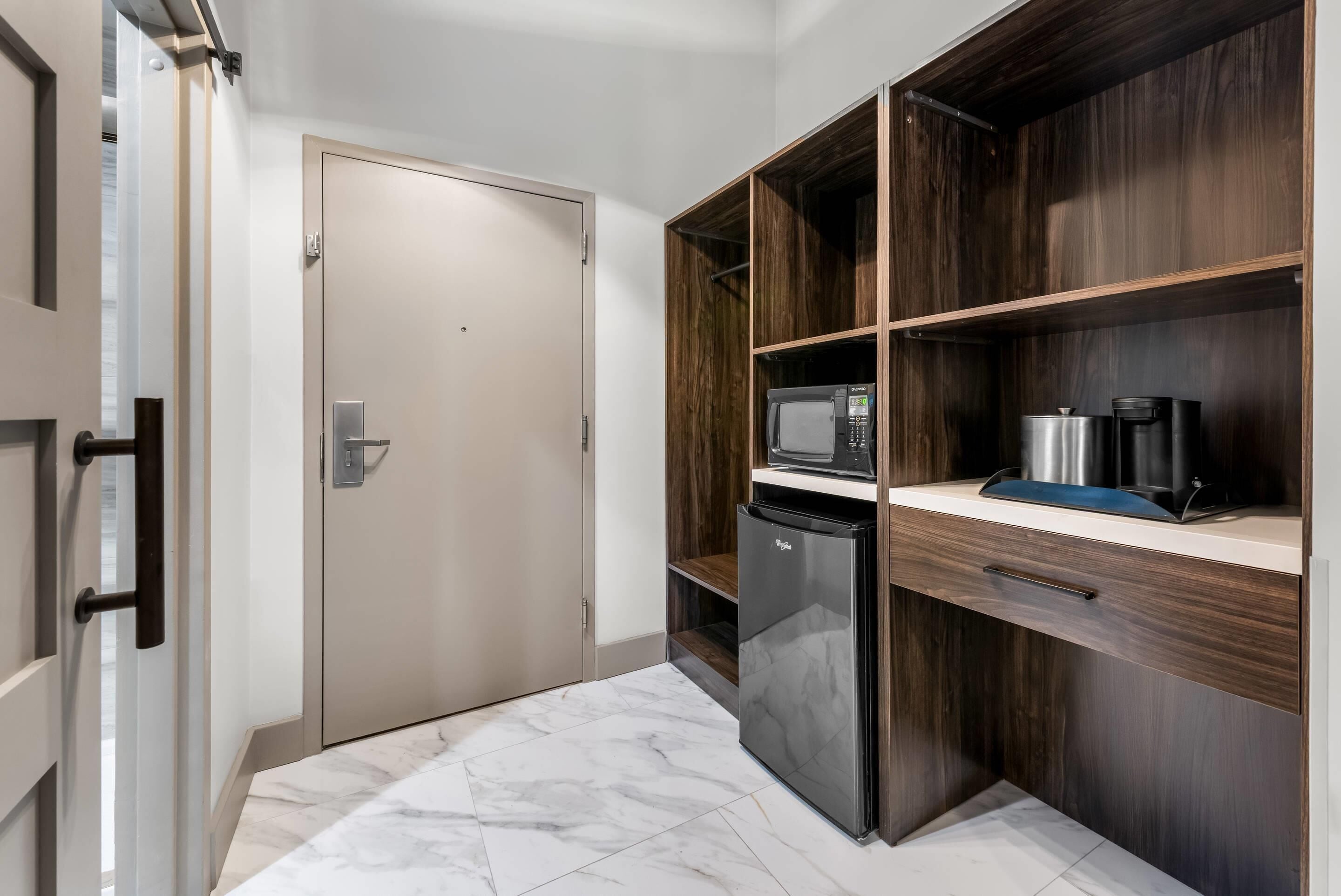 低刺激性寝具、デスク、ノートパソコン用作業スペース、遮光カーテン