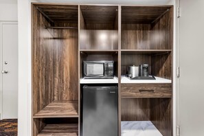 Hypo-allergenic bedding, desk, blackout drapes, iron/ironing board - The Federal Hotel Downtown Carson City, an Ascend Collection Hotel (Carson City)