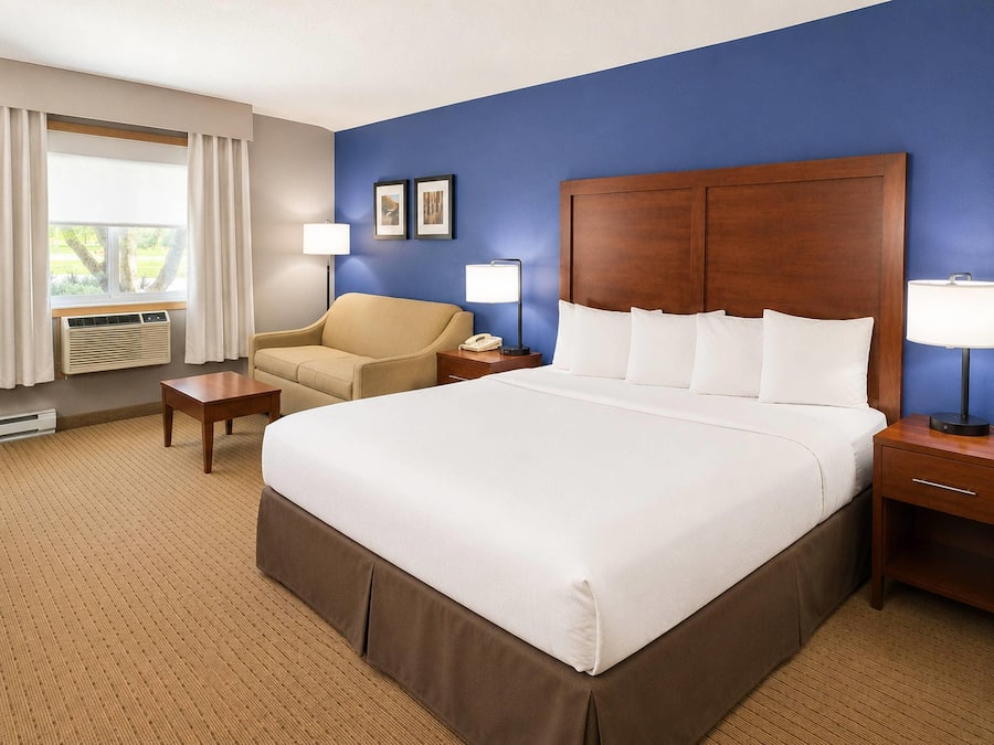 In-room safe, desk, laptop workspace, iron/ironing board