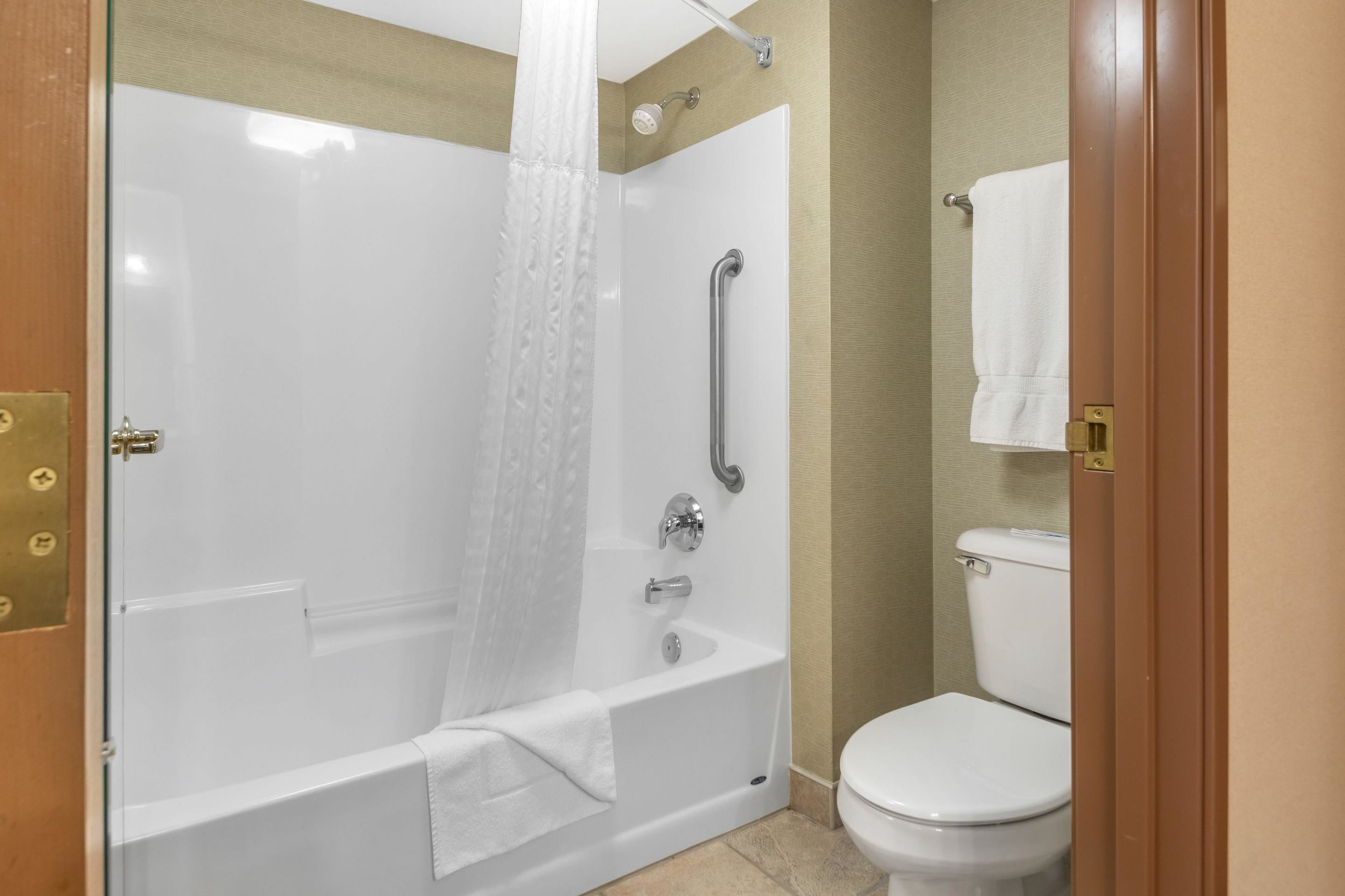 standard room, 2 queen beds, non smoking | bathroom | combined shower/bathtub, free toiletries, hair dryer, towels