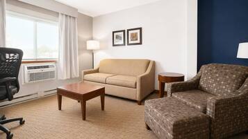 Suite, 1 très grand lit et 1 canapé-lit, non-fumeur | Coffre-fort, bureau, espace de travail pour ordinateurs portables