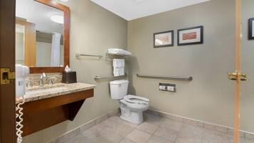 Quarto, 1 cama King, acessível, para não fumantes | Cofres nos quartos, escrivaninha, espaço de trabalho para notebook