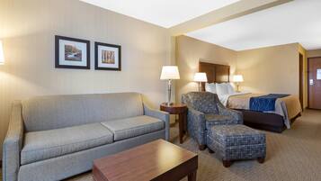 Suíte, 1 cama King e sofá-cama, para não fumantes | Cofres nos quartos, escrivaninha, espaço de trabalho para notebook