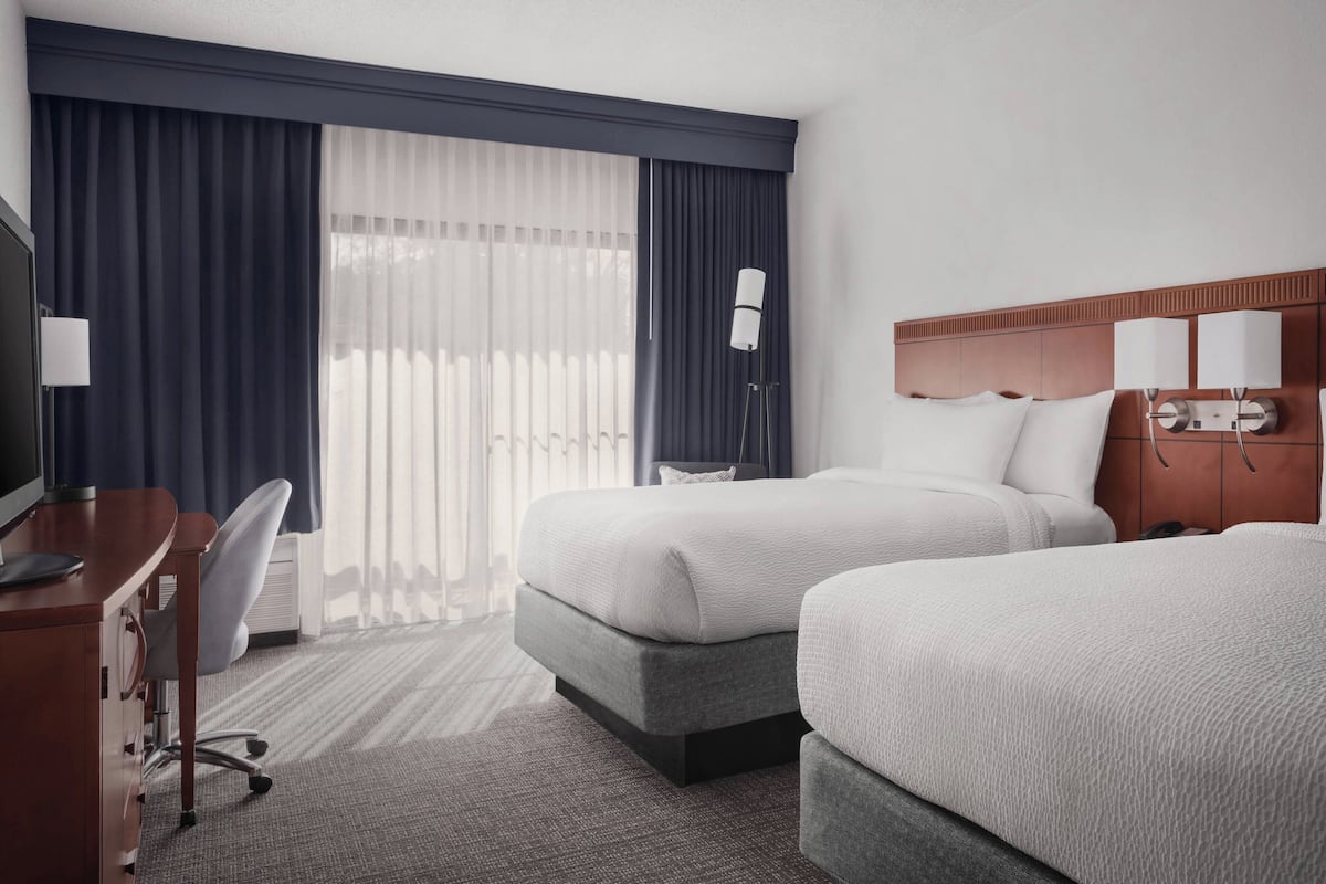 1 bedroom, premium bedding, desk, laptop workspace