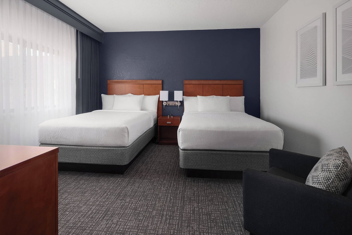 1 bedroom, premium bedding, desk, laptop workspace