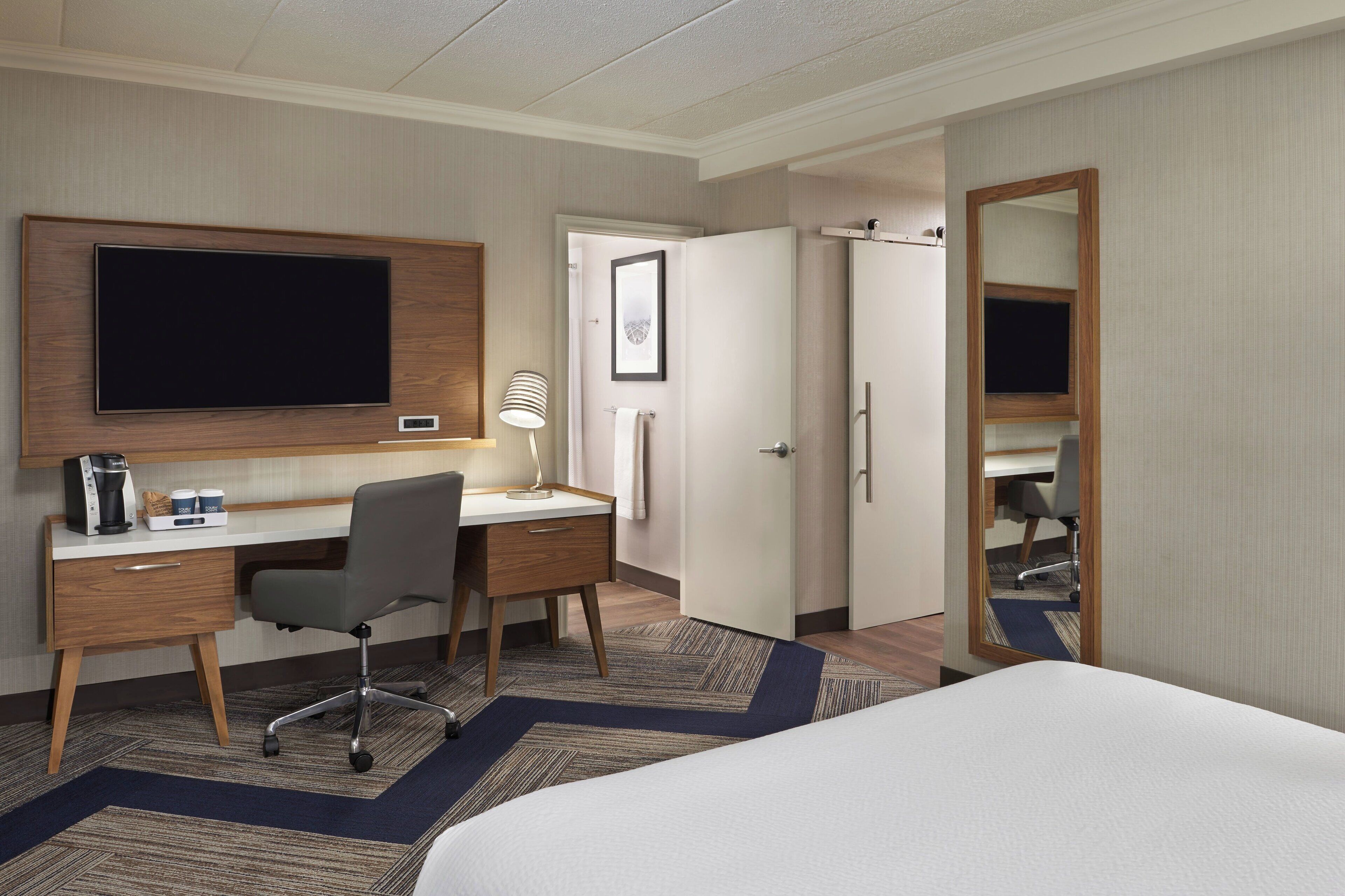 Room, 1 Queen Bed, City View | Premium bedding, desk, blackout curtains, iron/ironing board