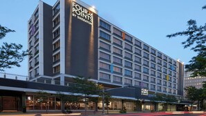 Ein mehrstöckiges Hotel mit auffälliger Beschilderung mit dem Schriftzug "FOUR POINTS BY SHERATON".