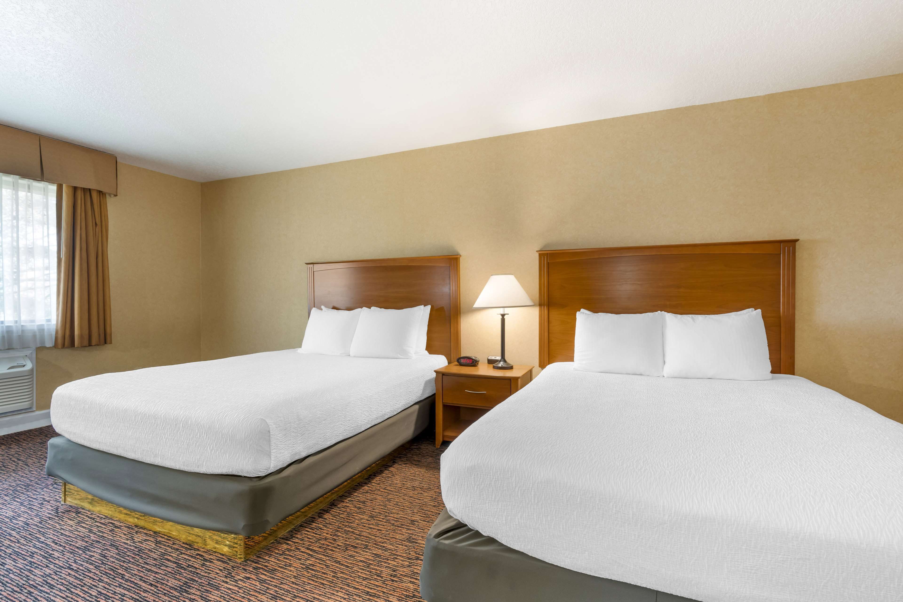 Ropa de cama de alta calidad y caja de seguridad en la habitación 