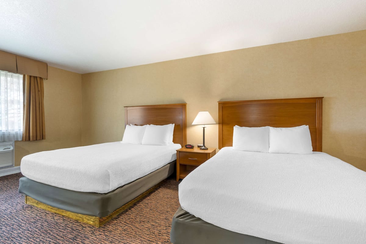 Ropa de cama de alta calidad y caja de seguridad en la habitación