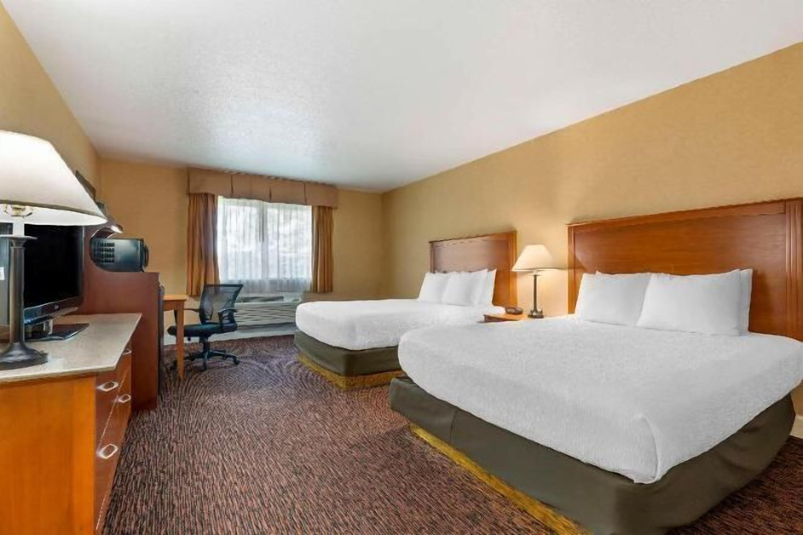 Premium bedding, in-room safe, blackout drapes, iron/ironing board