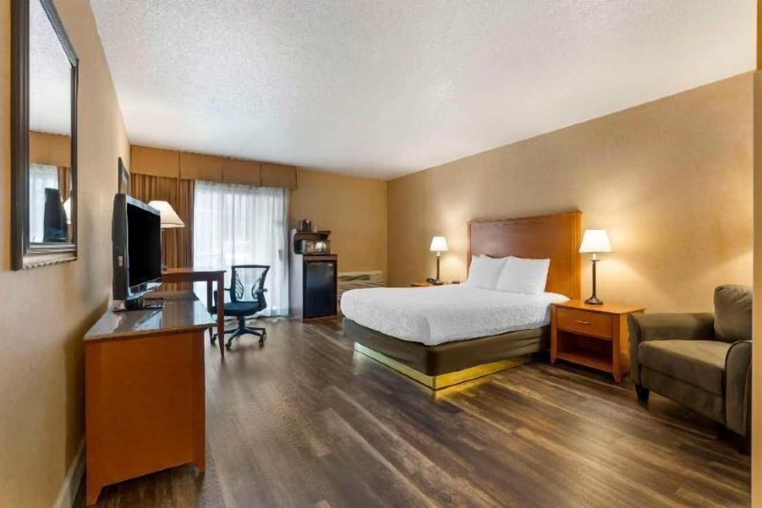 Premium bedding, in-room safe, blackout drapes, iron/ironing board