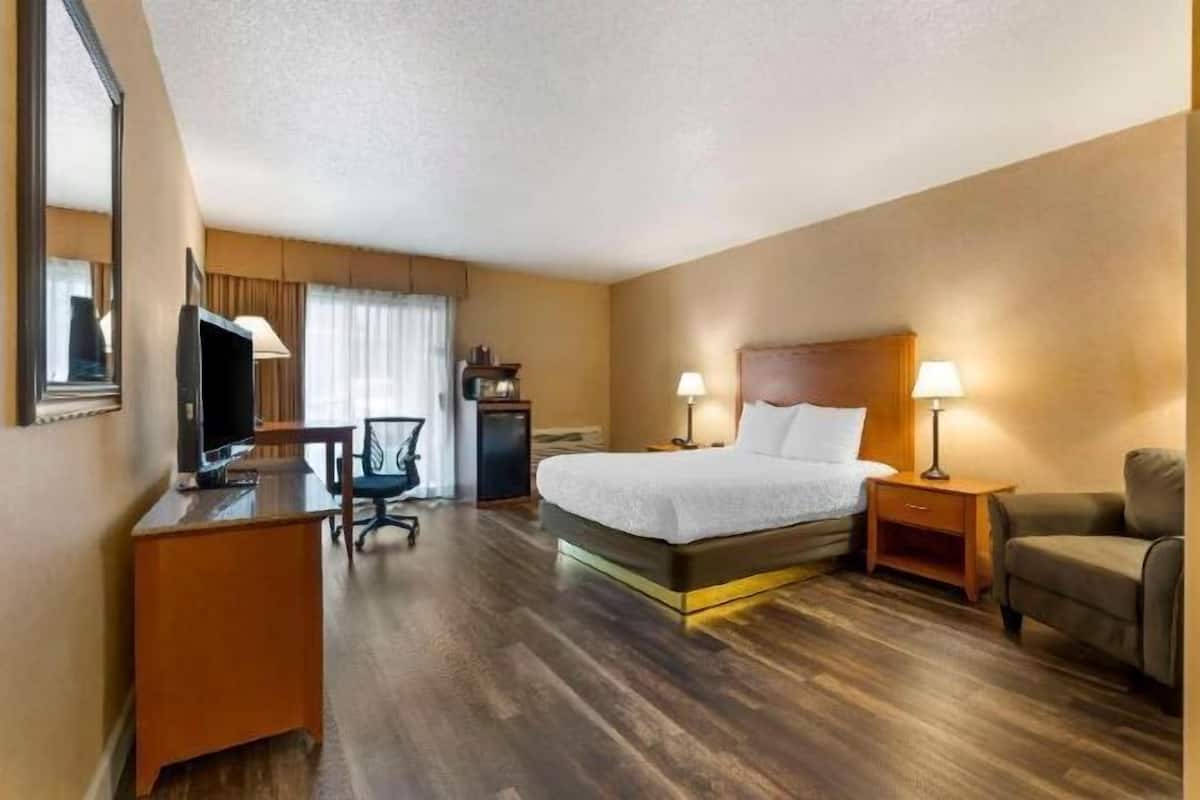 Premium bedding, in-room safe, blackout drapes, iron/ironing board