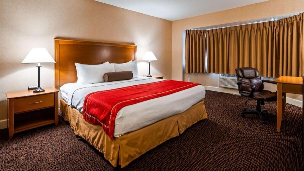 Premium bedding, in-room safe, blackout drapes, iron/ironing board