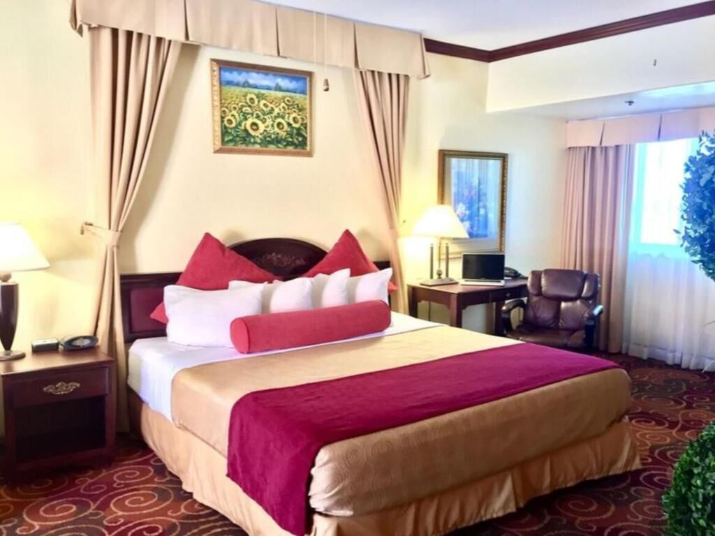 Premium bedding, in-room safe, blackout drapes, iron/ironing board