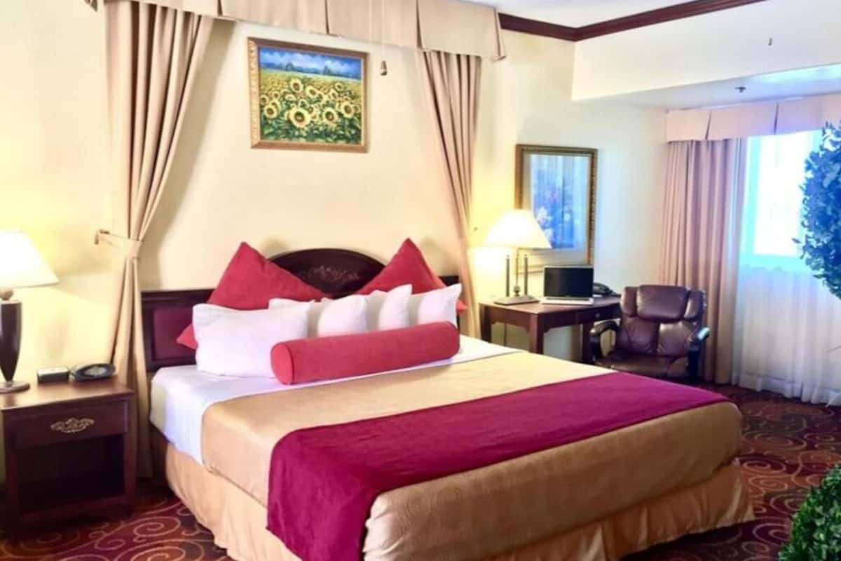 Premium bedding, in-room safe, blackout curtains, iron/ironing board
