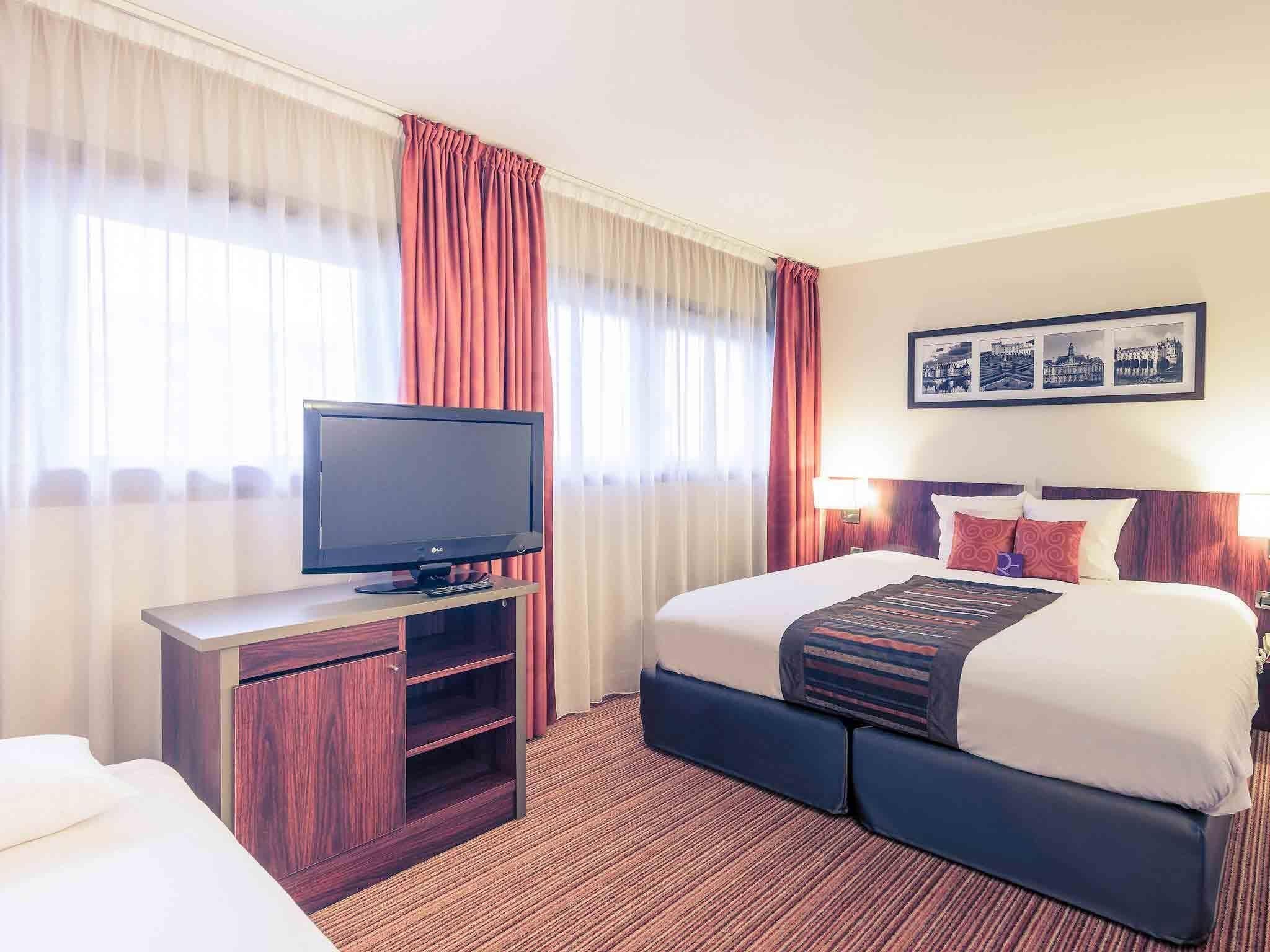 Habitación familiar, 1 cama matrimonial y sofá cama | Caja de seguridad en la habitación, escritorio y insonorización 