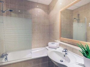 Privilege, Habitación, 1 cama de matrimonio grande con sofá cama | Baño | Secador de pelo y toallas