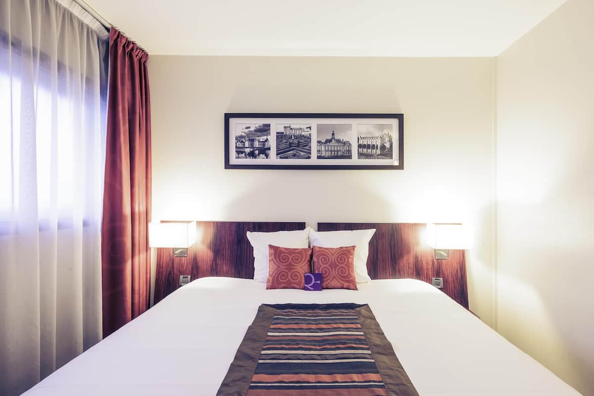 Standard Room, 1 Queen Bed | In-room safe, desk, soundproofing, iron/ironing board