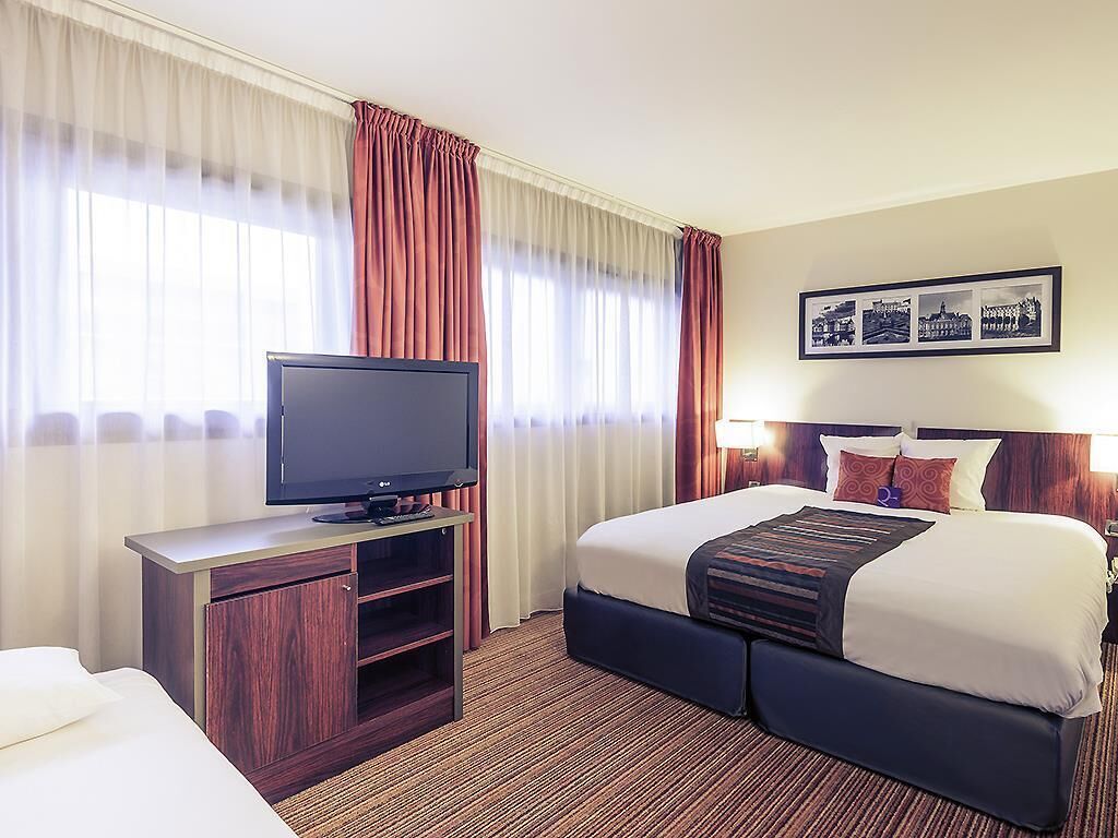 Familieværelse - 1 dobbeltseng med sovesofa | Pengeskab på værelset, skrivebord, lydisolering, strygejern/strygebræt