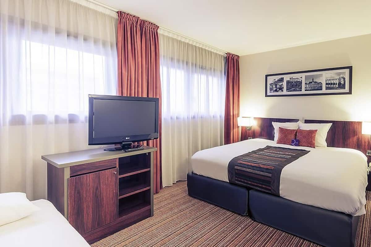 Phòng dành cho gia đình, 1 giường đôi và sofa giường | Két bảo mật tại phòng, bàn, phòng cách âm, bàn ủi/dụng cụ ủi quần áo