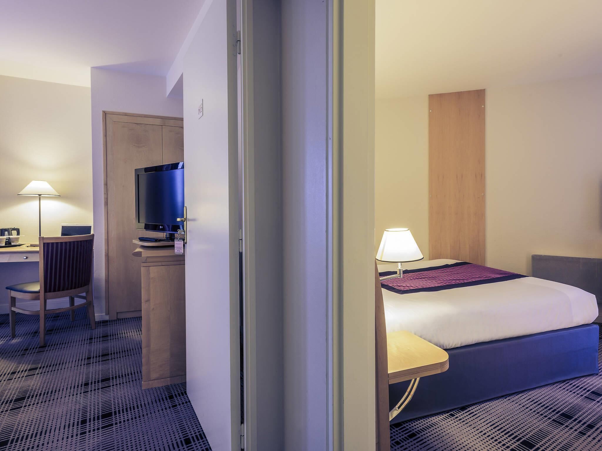 Familieværelse - flere senge - forbundne værelser (2 rooms close together) | Pengeskab på værelset, skrivebord, lydisolering, strygejern/strygebræt