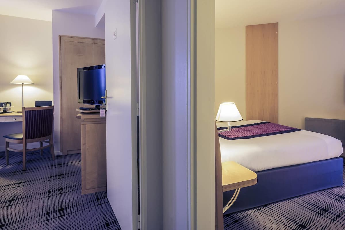 Phòng dành cho gia đình, nhiều giường, phòng thông nhau (2 rooms close together) | Két bảo mật tại phòng, bàn, phòng cách âm, bàn ủi/dụng cụ ủi quần áo