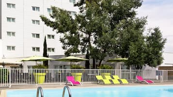 Een seizoensgebonden buitenzwembad