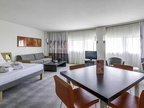 Premium bedding, in-room safe, desk, blackout drapes - Novotel Paris Orly Rungis (Rungis)