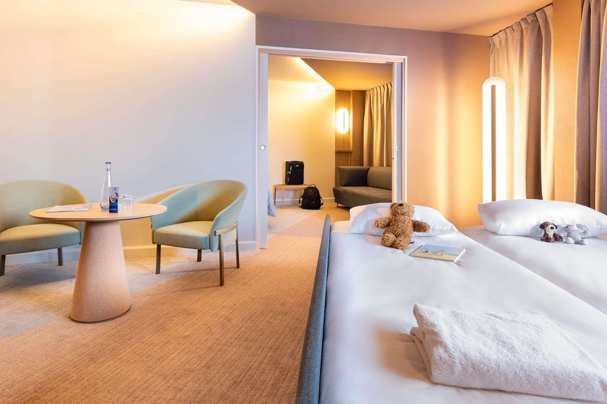 Premium bedding, in-room safe, desk, blackout drapes