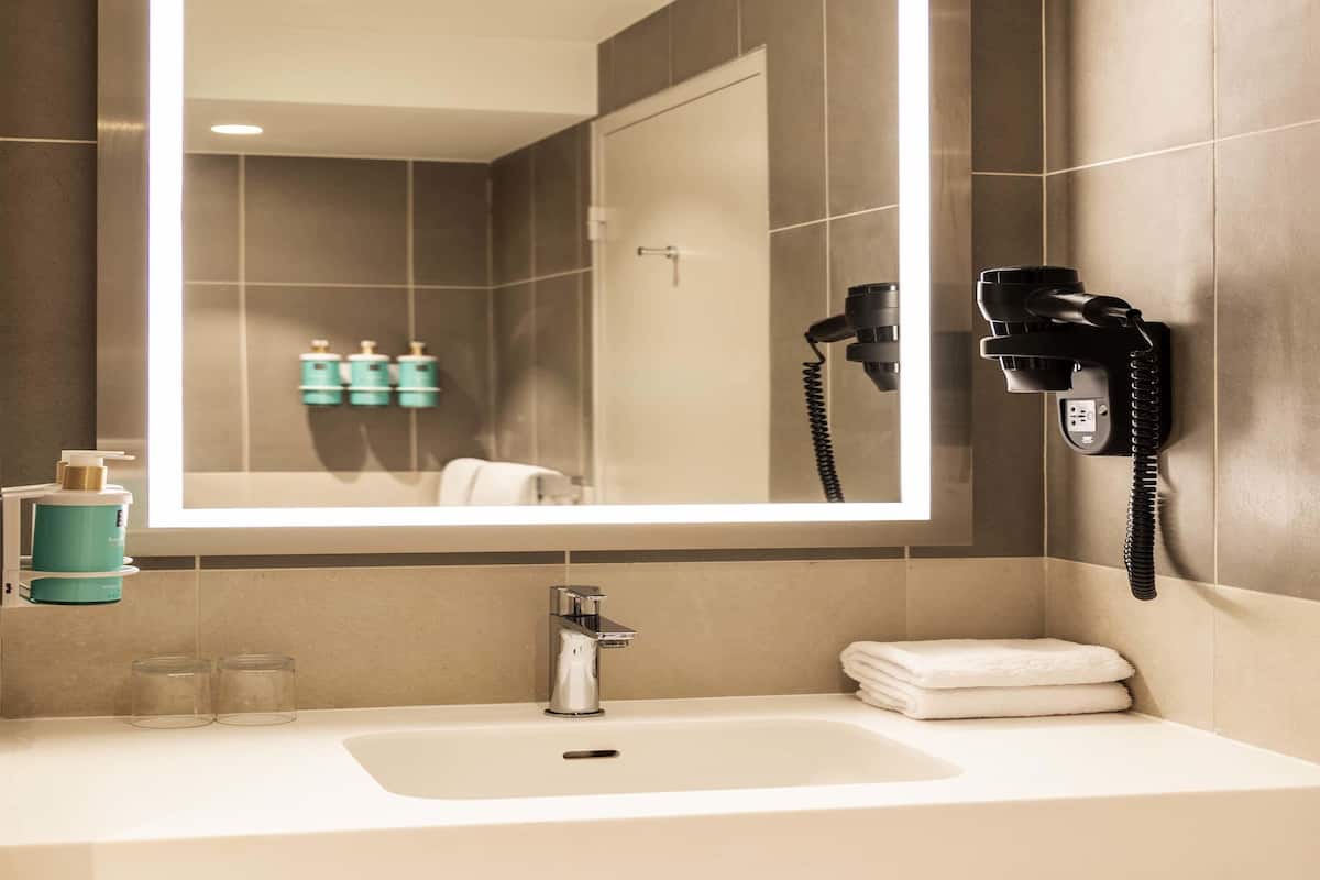 Separate tub and shower, eco-friendly toiletries, hair dryer, towels