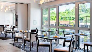 Breakfast, lunch and dinner served
