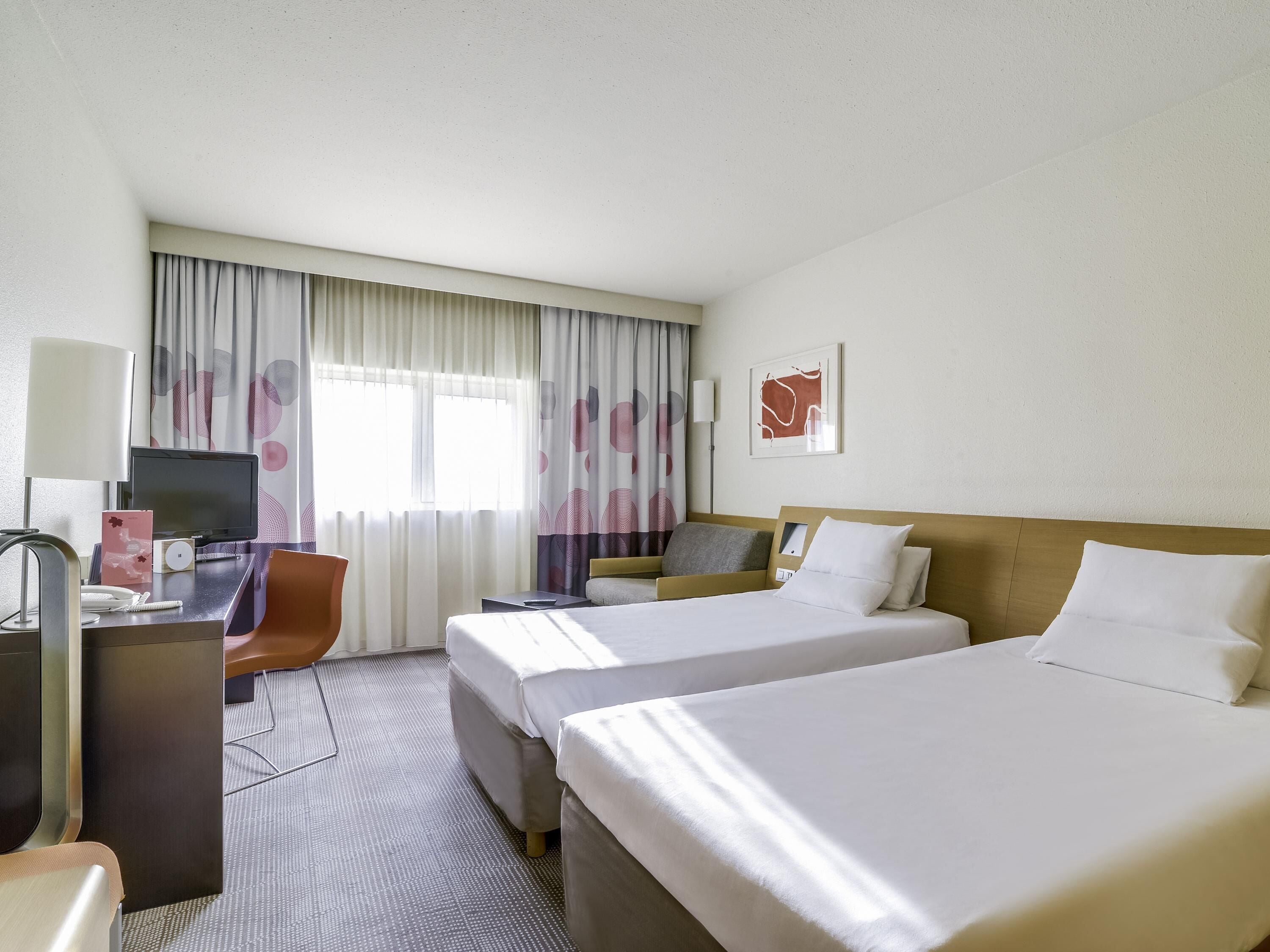 Chambre Classique avec lits jumeaux, plusieurs lits | Literie de qualité supérieure, coffres-forts dans les chambres, bureau