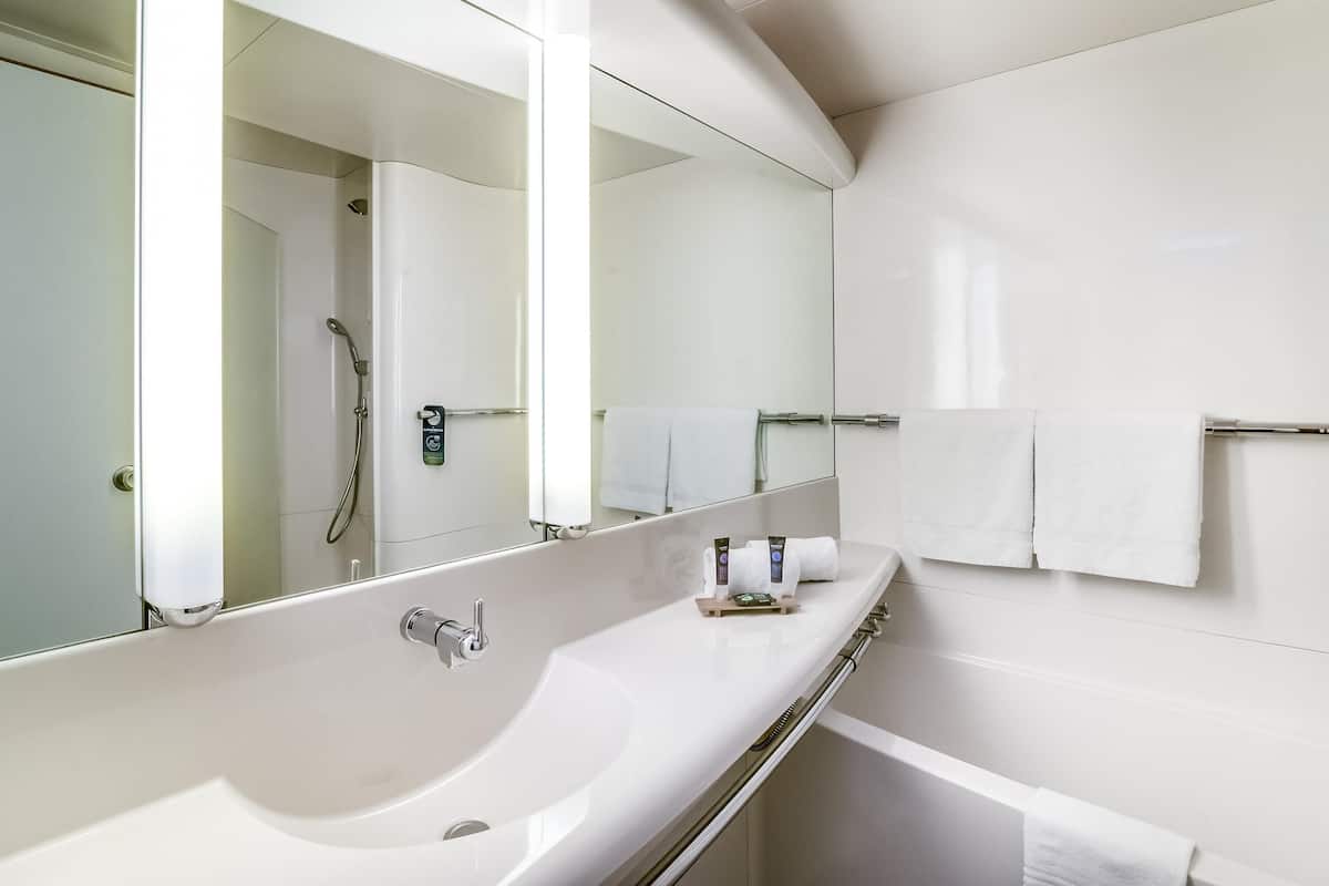 Een aparte badkuip en douche, milieuvriendelijke toiletartikelen