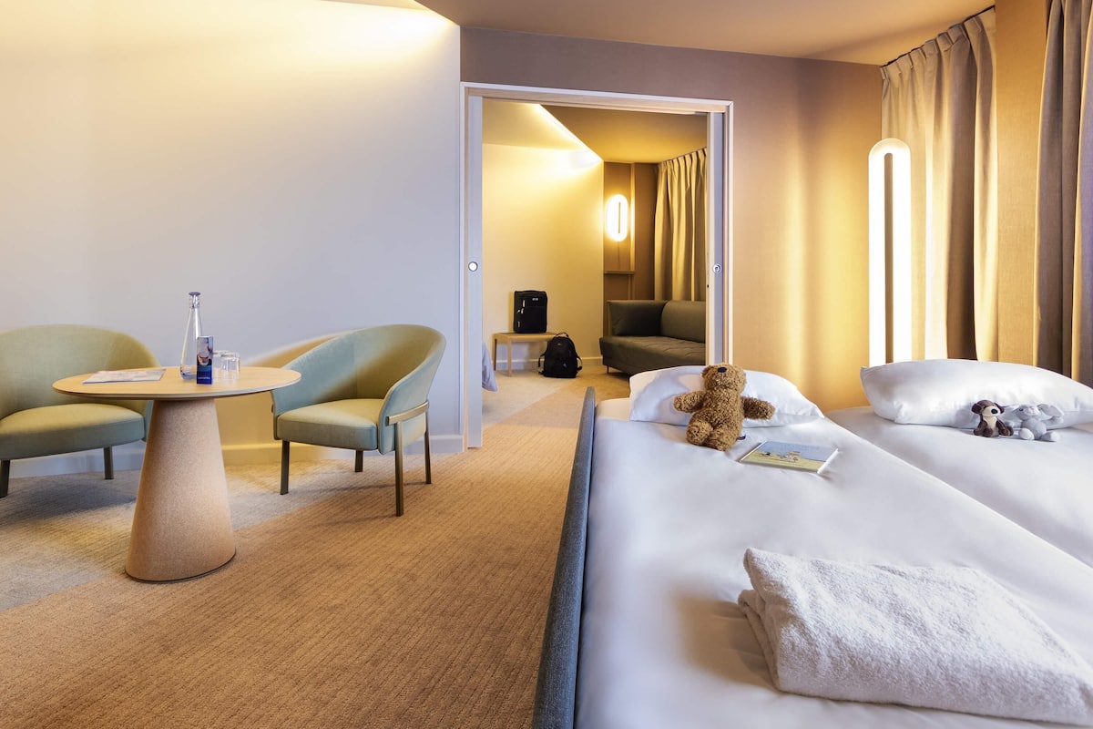 Familie suite, 1 tweepersoonsbed met slaapbank | Luxe beddengoed, een kluis op de kamer, een bureau